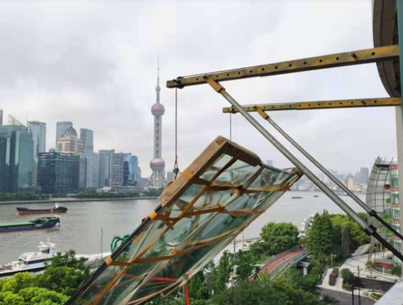 搬家公司使用扁平吊装带吊装家具入户