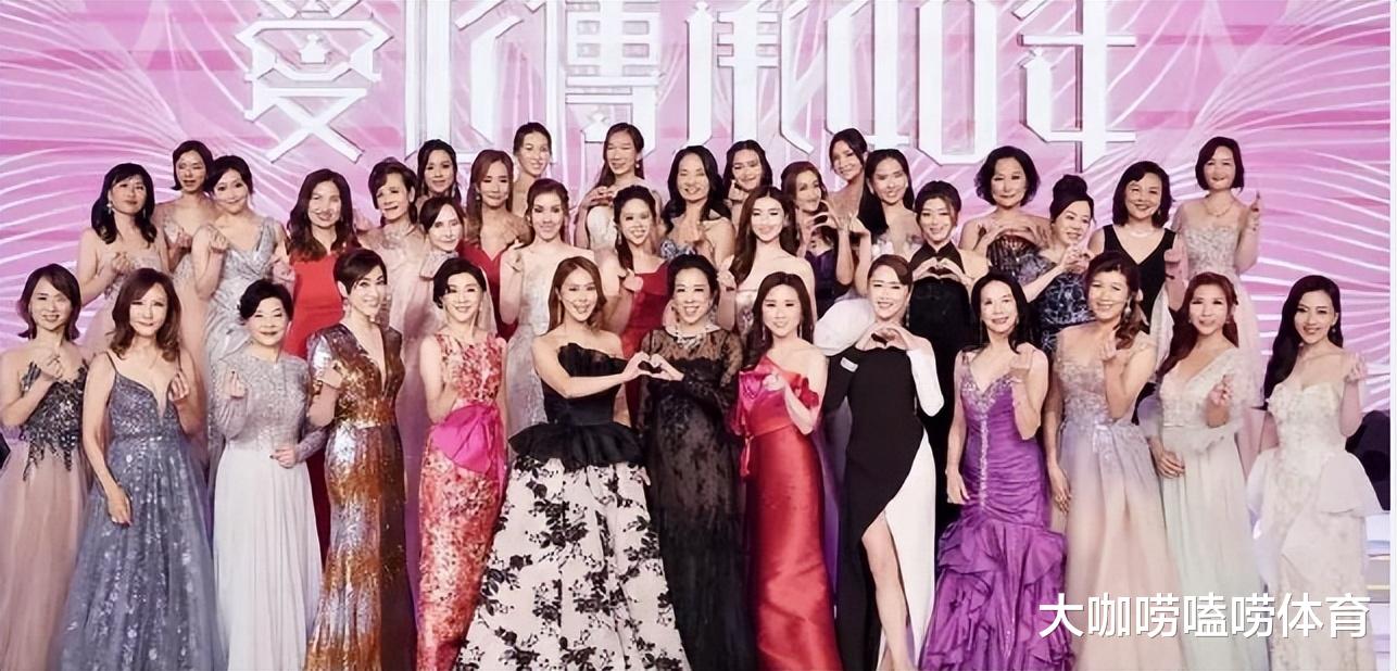 郭晶晶|郭晶晶64岁婆婆风韵犹存！穿蕾丝裙秀傲人身材，皮肤白皙，好养眼