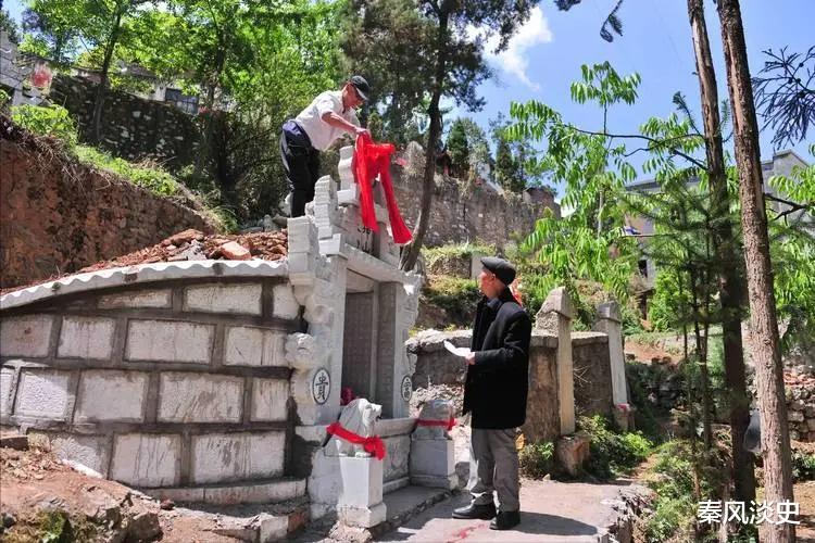 俗语“坟边长竹需迁坟,坟前两物成富人”,暗指什么,两物是啥?