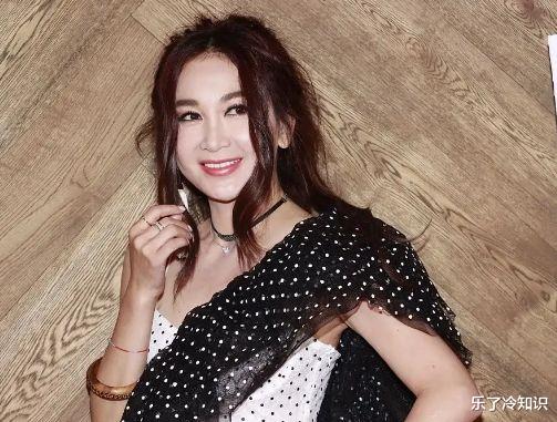 温碧霞|广东东莞街头的温碧霞,小短裙大长腿吸睛,真的55岁了?