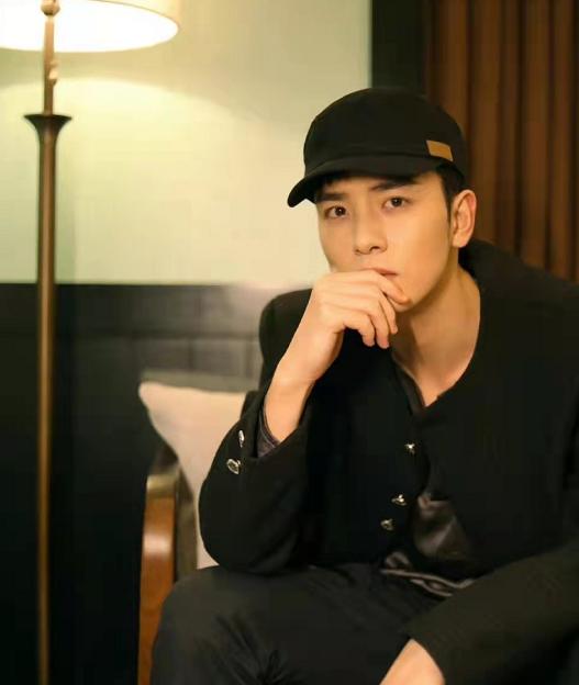 何泓姗|何泓姗和吴希泽姐弟恋曝光,两人牵手旅行,相差九岁疑似因戏生情