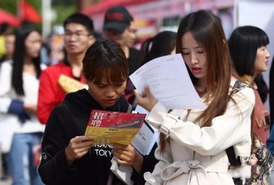 衬衫|大公司HR揭露求职内幕：不招“三无家庭”的本科生，残酷又现实