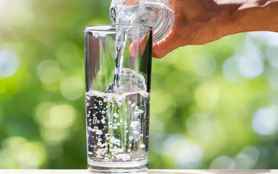 肿瘤|喝冰水真的很伤胃吗？为什么有人喝冰水会不舒服？