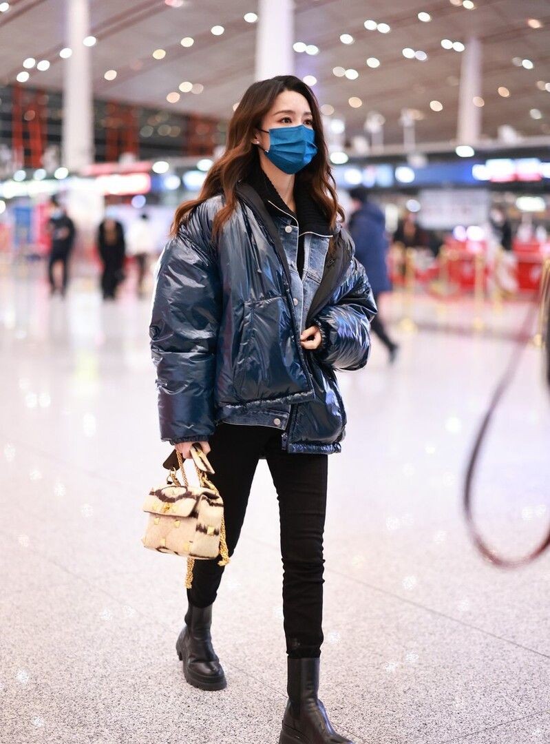 李沁|李沁认真过冬也很美，亮面羽绒服叠穿牛仔马甲，遮肉显瘦好潮流