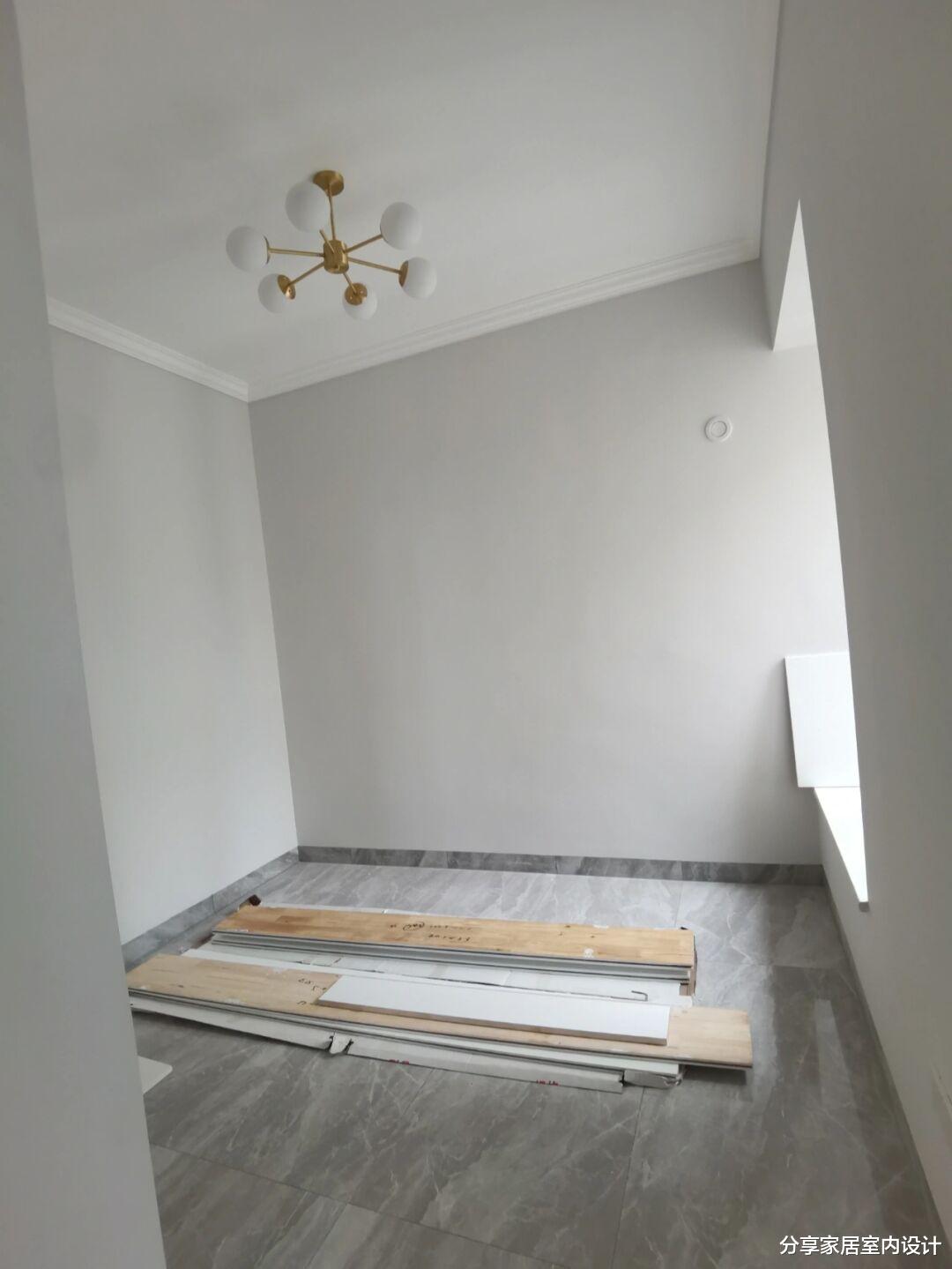 硬装完工,放弃木工师傅选择全屋定制很满意,铺贴灰色瓷砖很机智