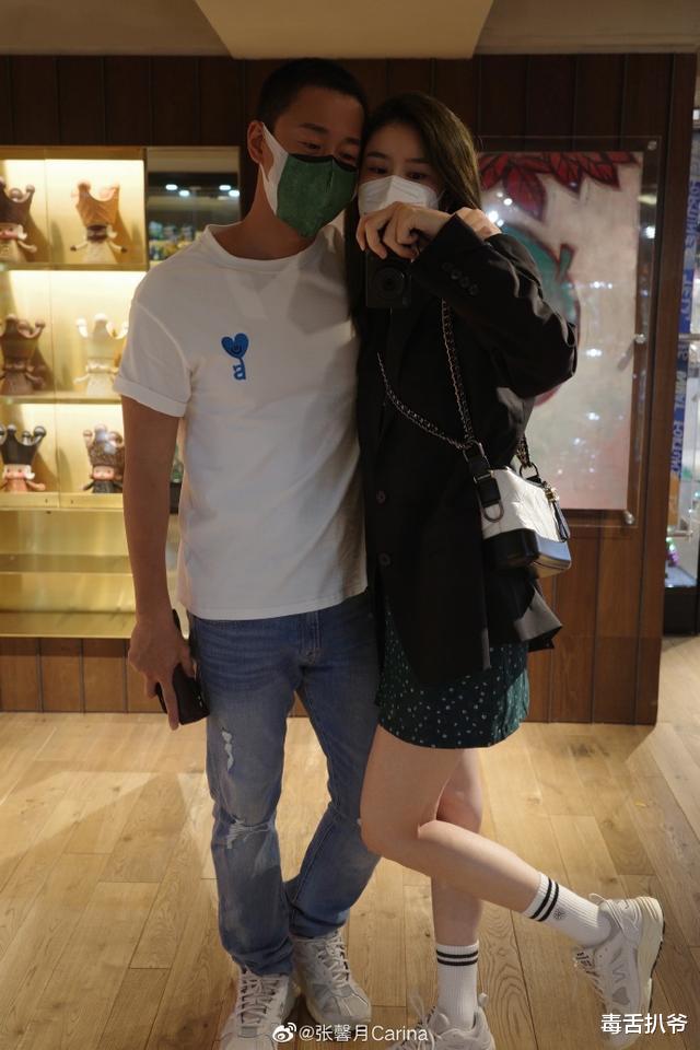 林峰|林峯夫妇甜蜜出游！张馨月撒娇让老公拌面，两人对着镜头撒狗粮