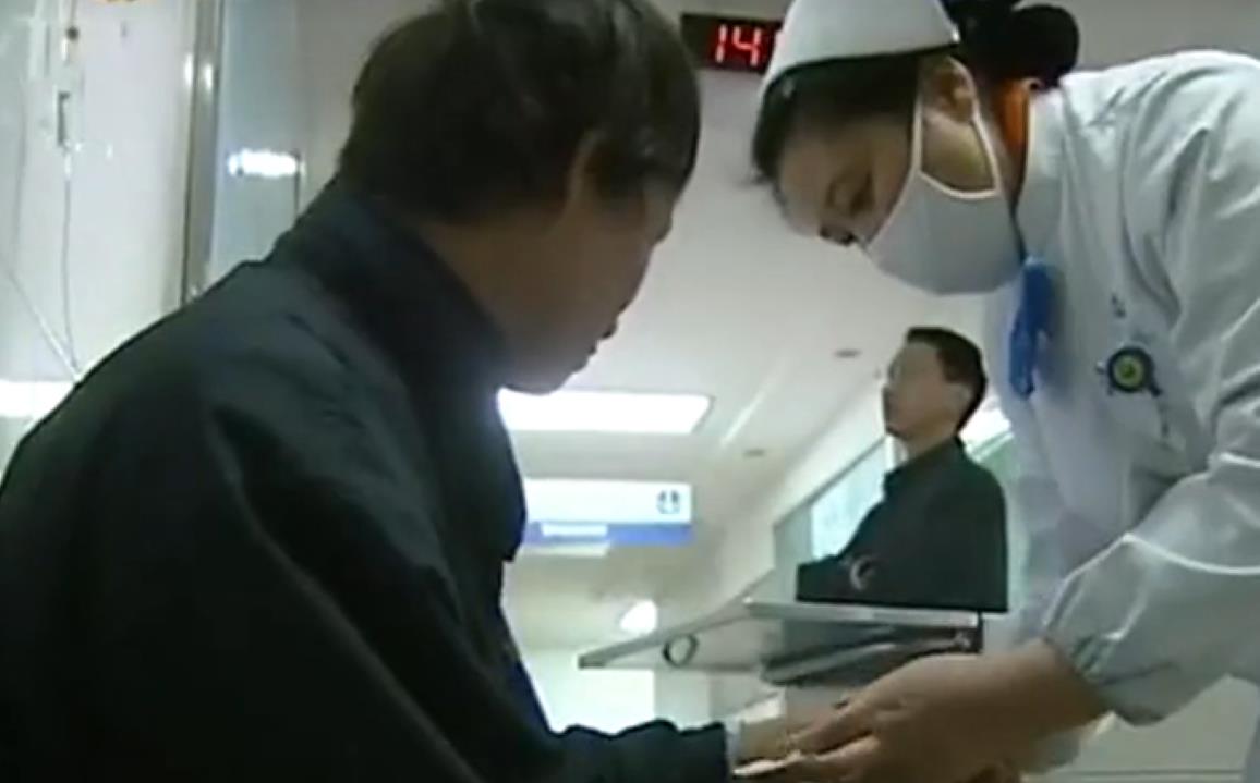 11年云南男子口臭骇人,医生检查后大惊失色,脑中插着一把匕首