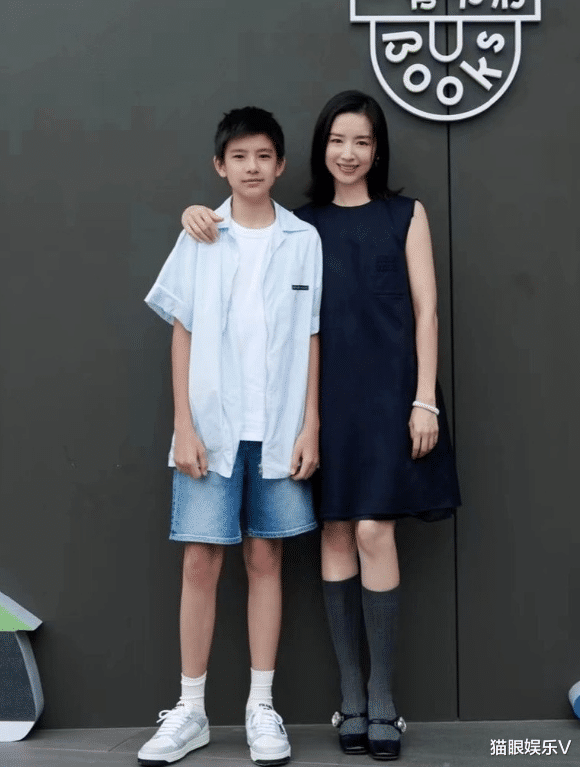 董洁|董洁带儿子参加活动，前夫潘粤明发文回应，13岁顶顶长相像爸爸