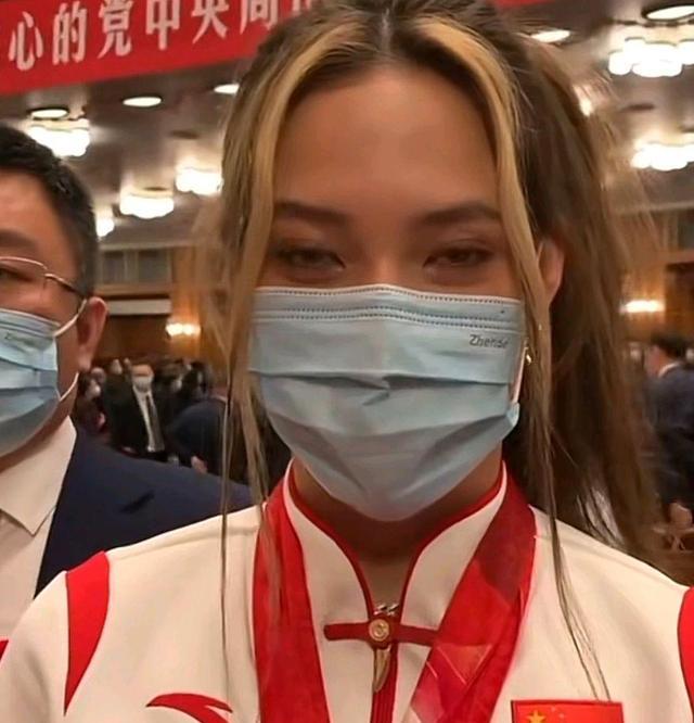 谷爱凌|谷爱凌接受新华社记者采访!中美混血少女表达爱国心,又提到馅饼