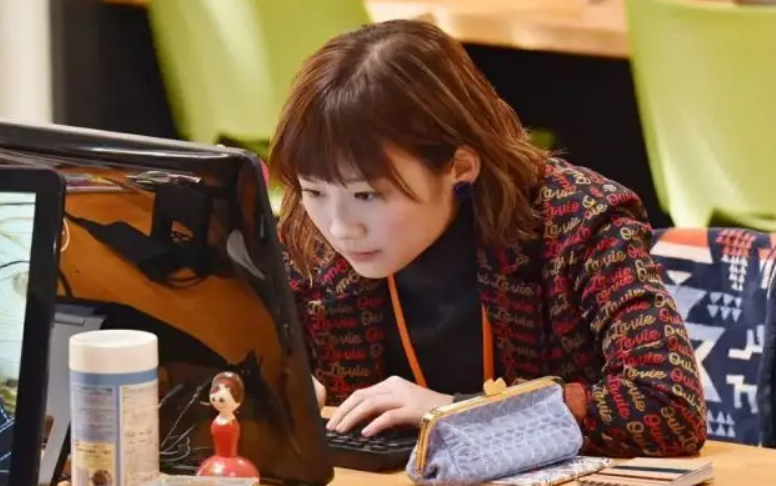 求职|这公司待遇真好,每个办公桌旁都有张床,过来人却说:别去,快跑