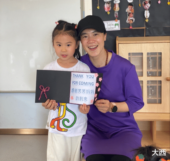 王楠|王楠过44岁生日,素颜很漂亮,巨富老公准备惊喜,女儿球技了得