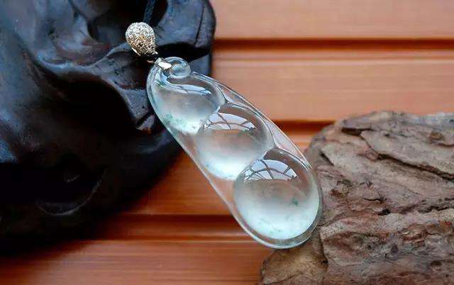 翡翠|翡翠选冰种，还是糯种？行家说“老糯胜新冰”，你了解吗？