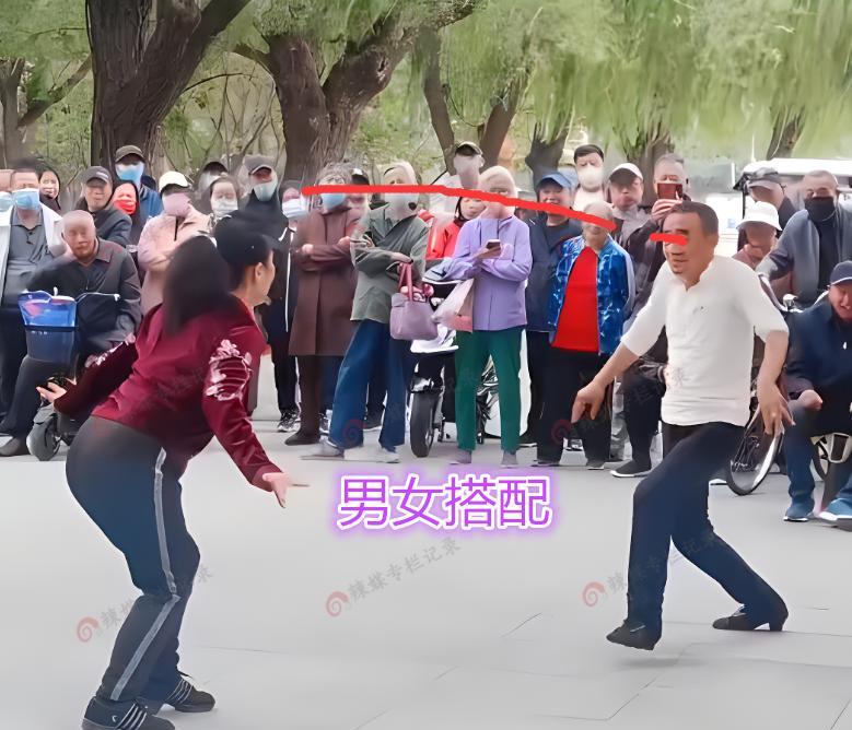大叔大妈跳斗鸡舞,在广场上互相追逐,网友:男女搭配干活不累