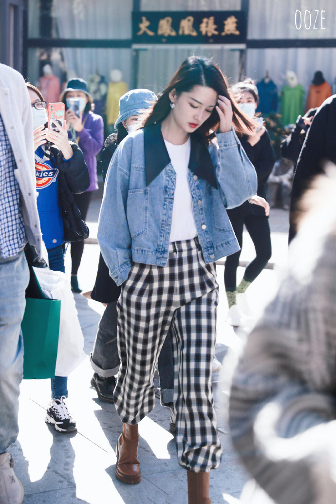 李沁|李沁这件牛仔服也太好看了！这套穿搭全身上下都深深戳到我了 。