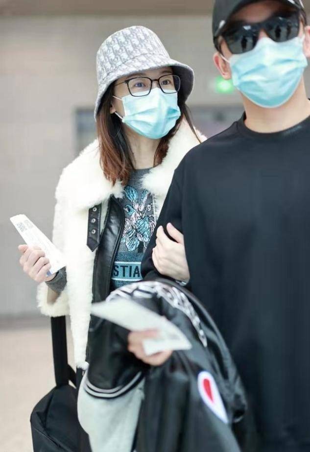 苗苗|真羡慕郑恺!老婆素颜出镜也清纯,腿长比例好到不真实