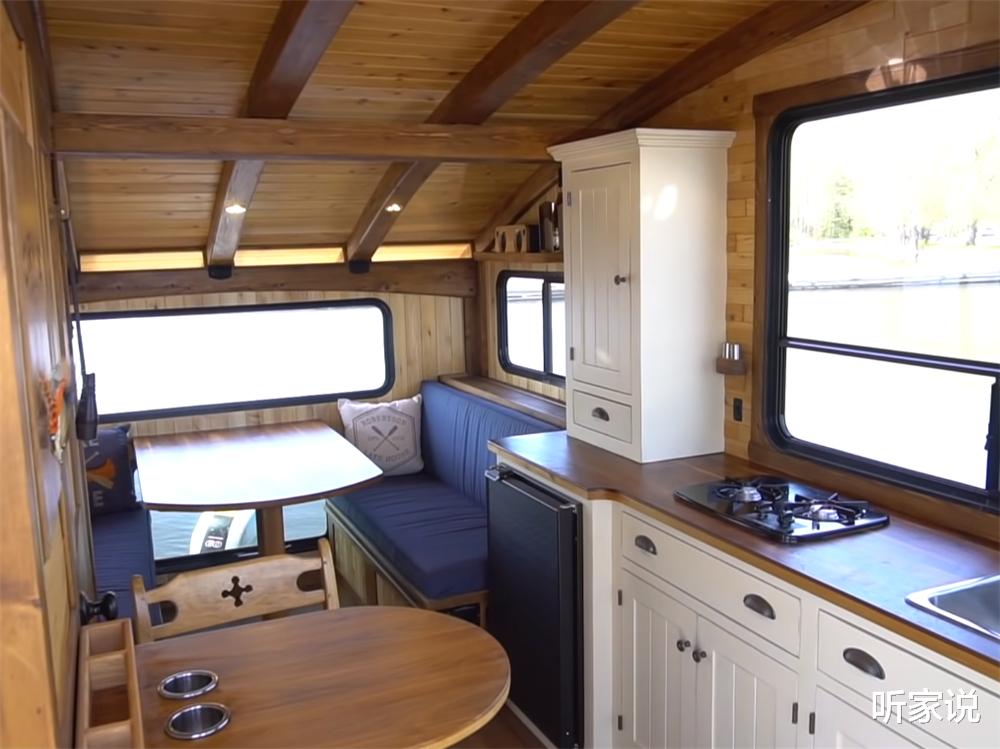 一位木工为过“水上生活”,亲手建起18㎡船屋,虽是蜗居却太舒适