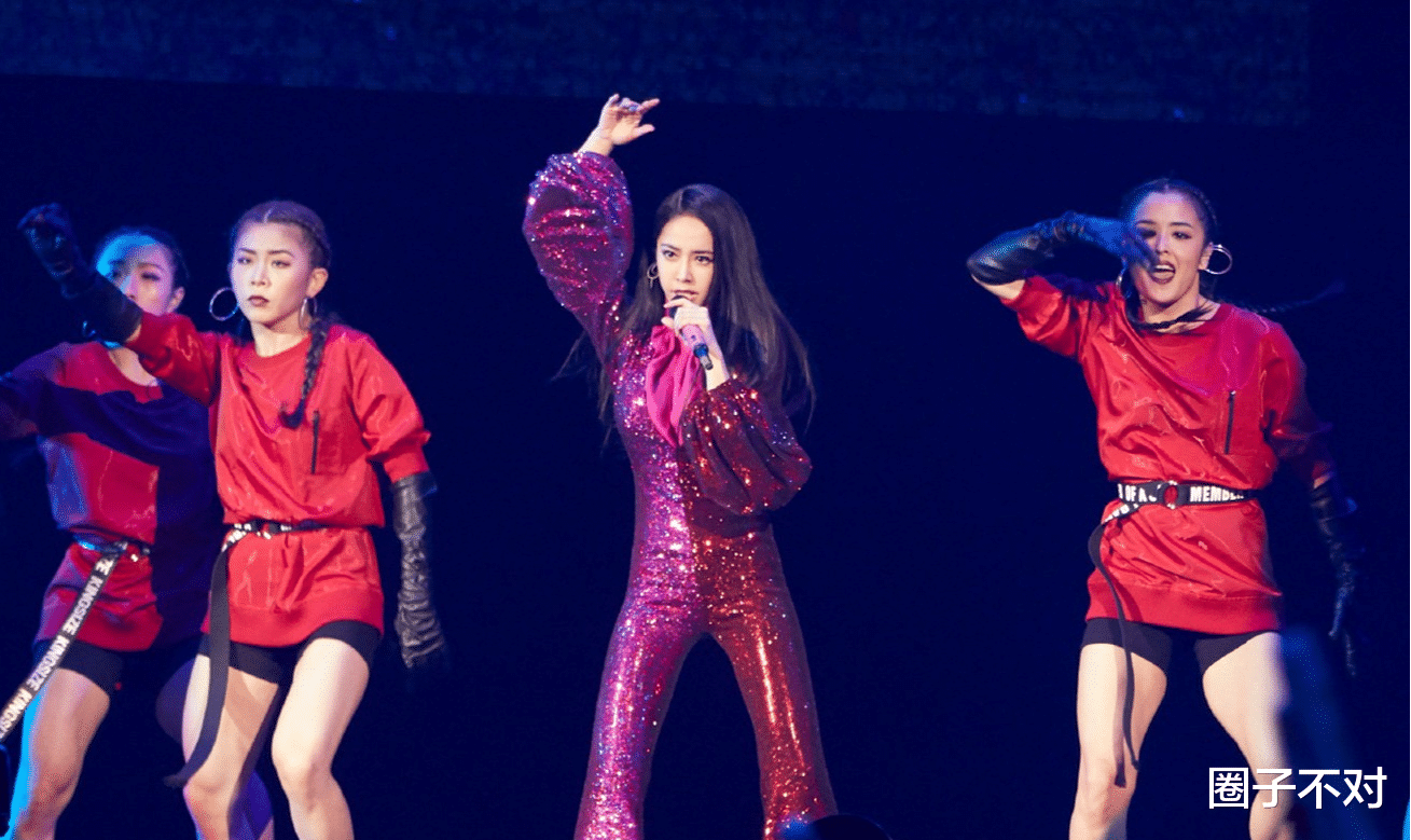 李玟|紧身衣、高筒袜,女星舞台造型杀疯了!穿高定唱跳,撩得人心痒痒