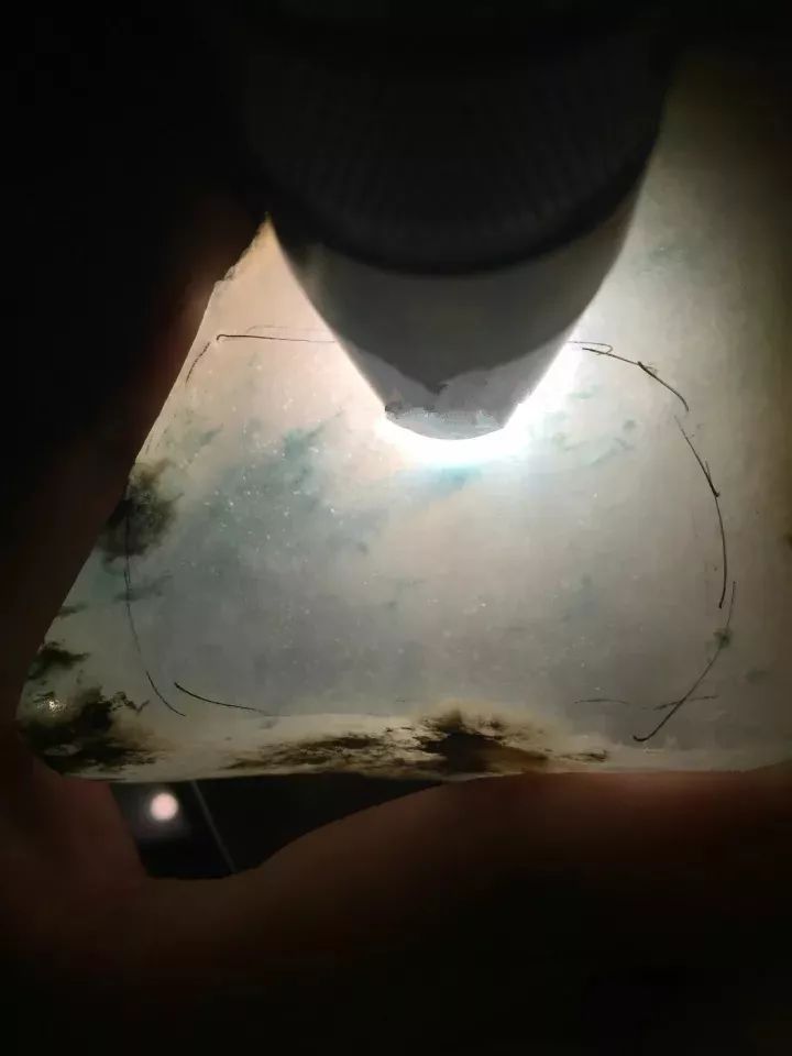 雕刻|一块莫西沙翡翠原石,切出高冰飘蓝花,雕刻成品大涨的全过程,美翻了! 小盈