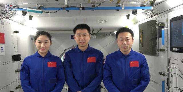 神舟十四号返回,宇航员面部肿胀,被抬上“救护车”?怎么回事?