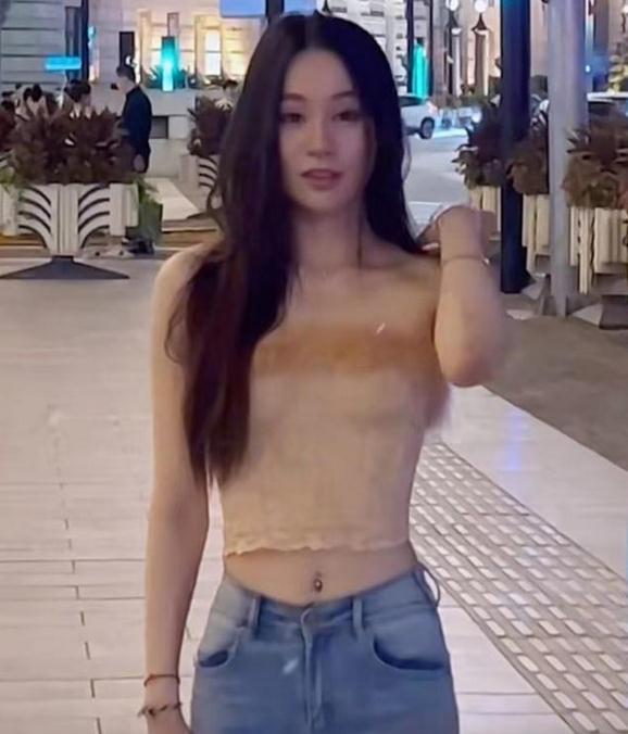 范志毅|范志毅大女儿久违现身！浅咖短背心高调炫腹，曝与富二代男友分手