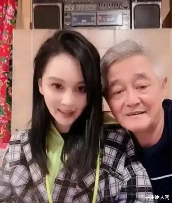 赵一涵|赵一涵直播:回北京家了,房子有点捡漏也就4层,感慨找不到保姆