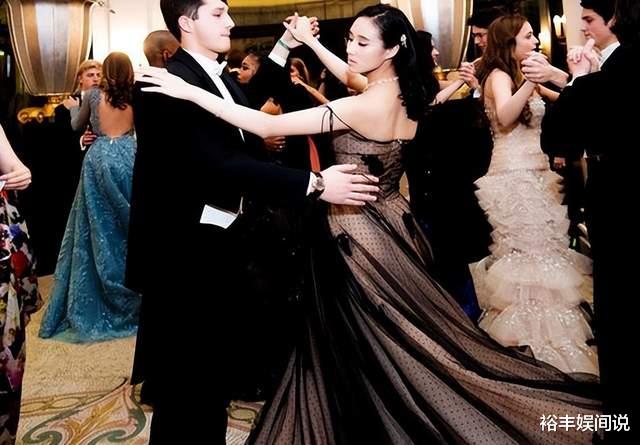 何超欣|恭喜！何超欣出任首席青年官，一身职业装现身，英姿飒爽好有派头