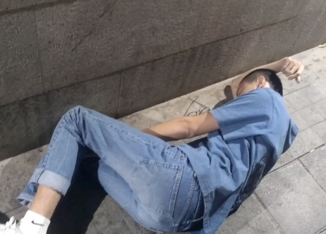 姐姐怕爸爸把弟弟打死,偷偷把弟弟放走,时隔28年后重聚哭成泪人