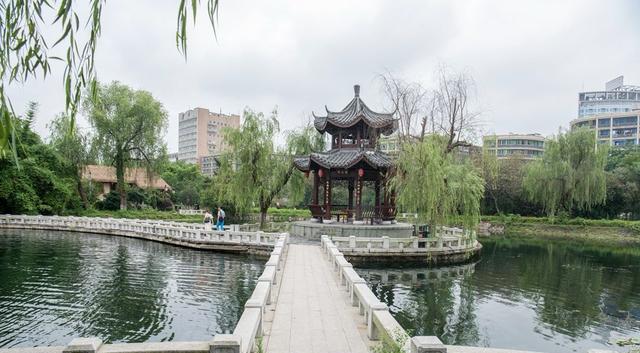 临澧|南昌老牌“相亲公园”百花洲,简历很详细,现场老年人比年轻人多