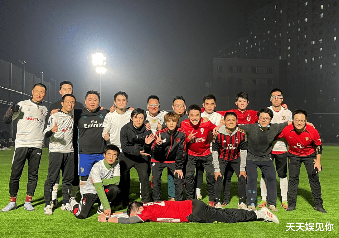 鹿晗|鹿晗现身野球场,胡子拉碴不惧素颜出镜,网友点赞:技术比国足好