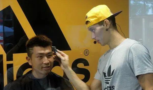 林书豪|林书豪上热搜！禁欲脸公狗腰，不仅有8块腹肌，还有美女公开示爱