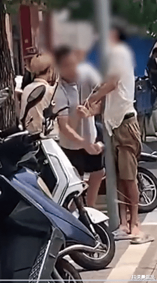 男子被外卖骑手绑路杆,知情者:他偷外卖扔到垃圾桶