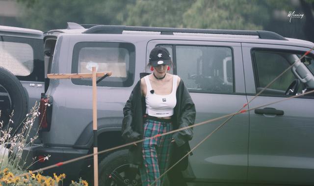 杨幂|好辣！36岁杨幂录《花少4》大胆秀好身材，不理母亲节风波心情好