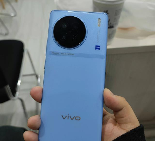 芯片|vivoX90真机上手图曝光，玻璃比素皮版质感更强，外观好看吗？