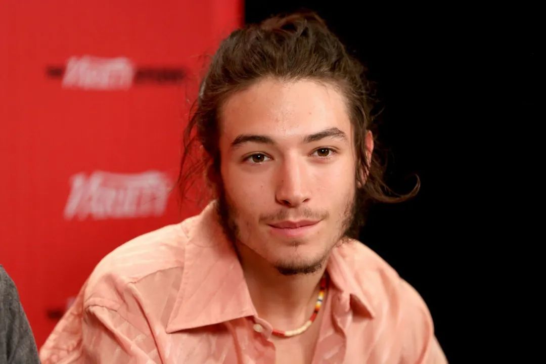 米勒|《闪电侠2》确定立项,艾兹拉·米勒回归主演,网友直呼运气太逆天