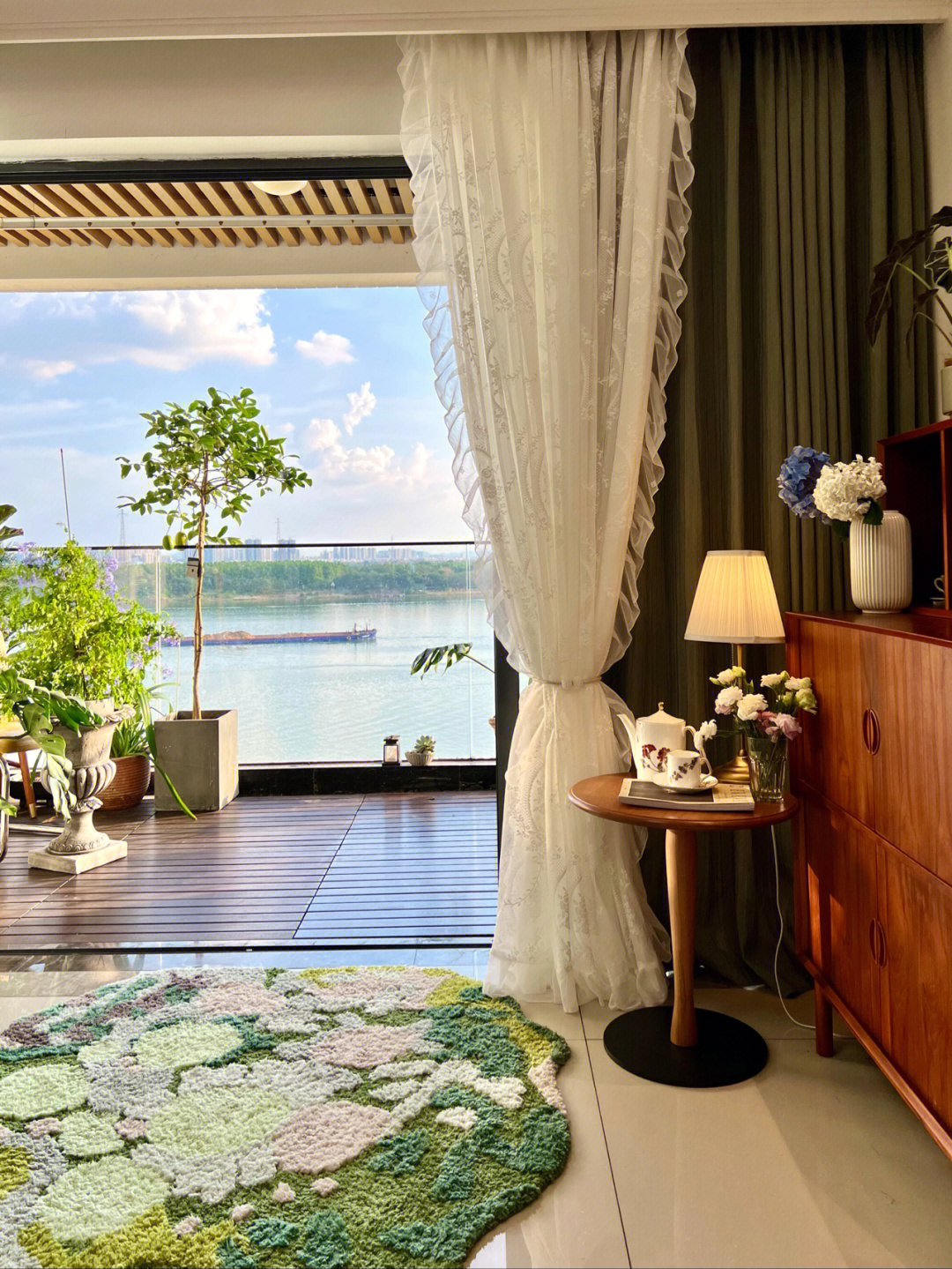 6楼江景房,开放式阳台花园改造 ,仿佛置身在大自然的森林里