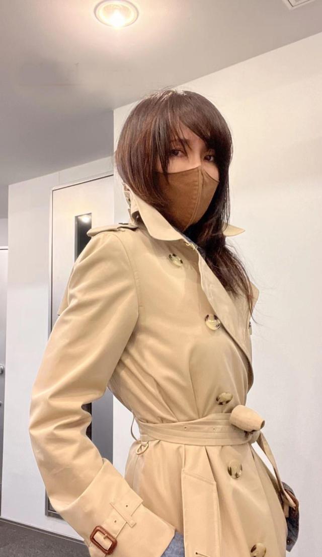 眼影 51岁工藤静香节俭衣扣坏了仍在穿，背上迪奥满屏气场，美甲引争议