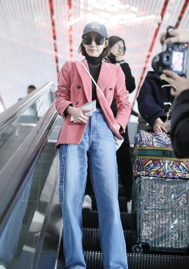 穿衣搭配|36岁的王丽坤气质真好，粉色西装配牛仔裤宛若少女，干练职场look