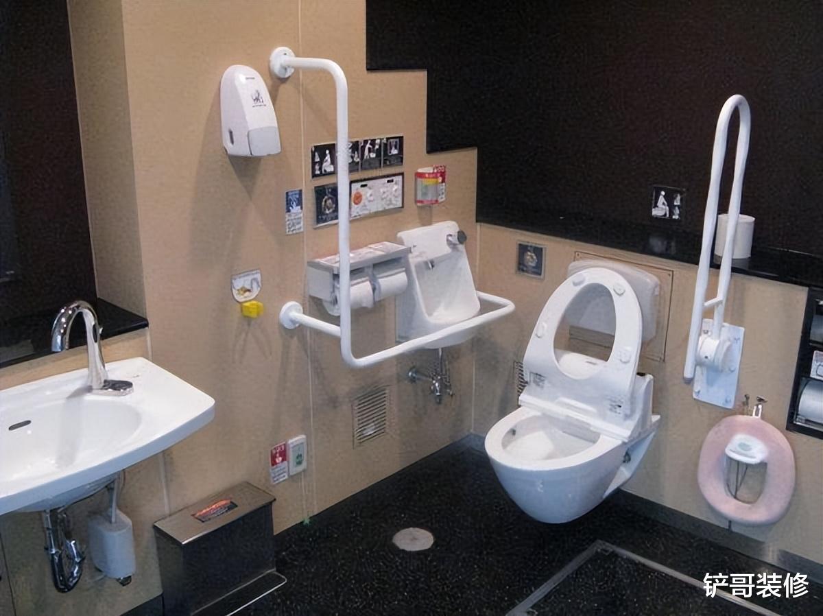 终于弄懂了,如厕后,为何我们将厕纸扔纸篓,而日本人扔马桶冲走