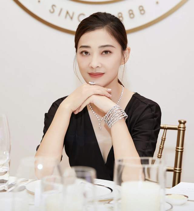 梅婷|梅婷久居法国生活惬意，素颜与粉丝依偎合照，小肚腩凸出仍气质佳