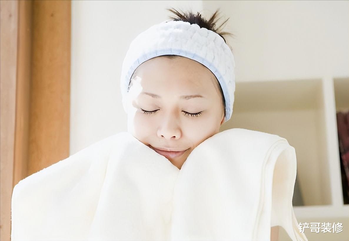 毛巾用久了油腻发黄有异味!老保姆教你几招,干净清香还柔软