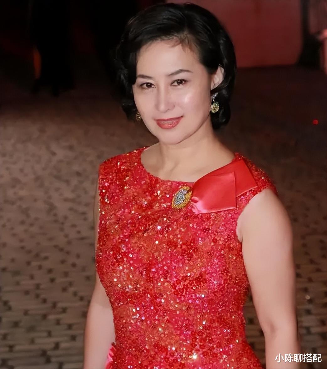 穿衣搭配 真正的贵妇,老了之后打扮也很接地气:头发要烫卷,爱穿大红大绿