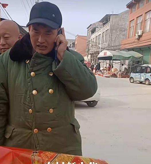 公主抱|朱之文家张灯结彩迎新年,穿军大衣逛集市,反被质疑是“炒棍”