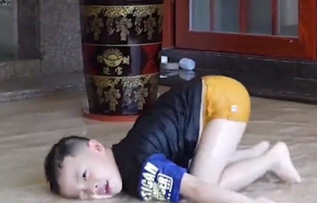 广东一男子将客厅注满水,供4名小孩冲浪不亦乐乎,奶奶带头冲水