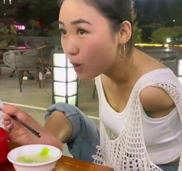 女子失去双臂丈夫不离不弃照顾,女子:这辈子最幸运的就是遇到他