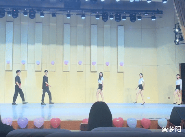 女大学生“穿着清凉”在舞台走秀,网友:足浴店后继有人了