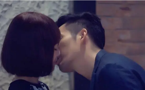 钟汉良|李小冉钟汉良浴室拍吻戏！衣服头发被被淋湿，咬嘴唇口红蹭一脸