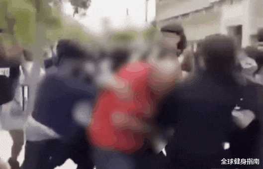 叶问|外国版“叶问”?40岁父亲因儿子遭霸凌,1打30!这场面啥水平?