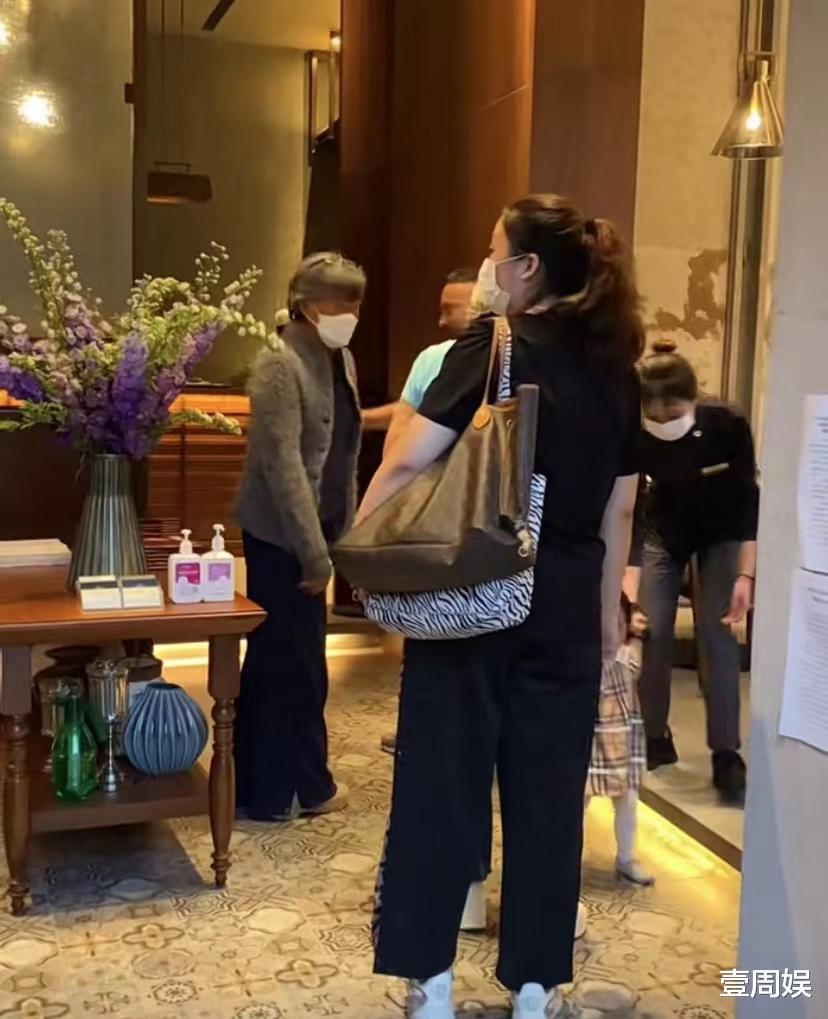 叶倩文|林子祥叶倩文吃饭被偶遇，穿着朴素满头白发，结婚26年恩爱如初！