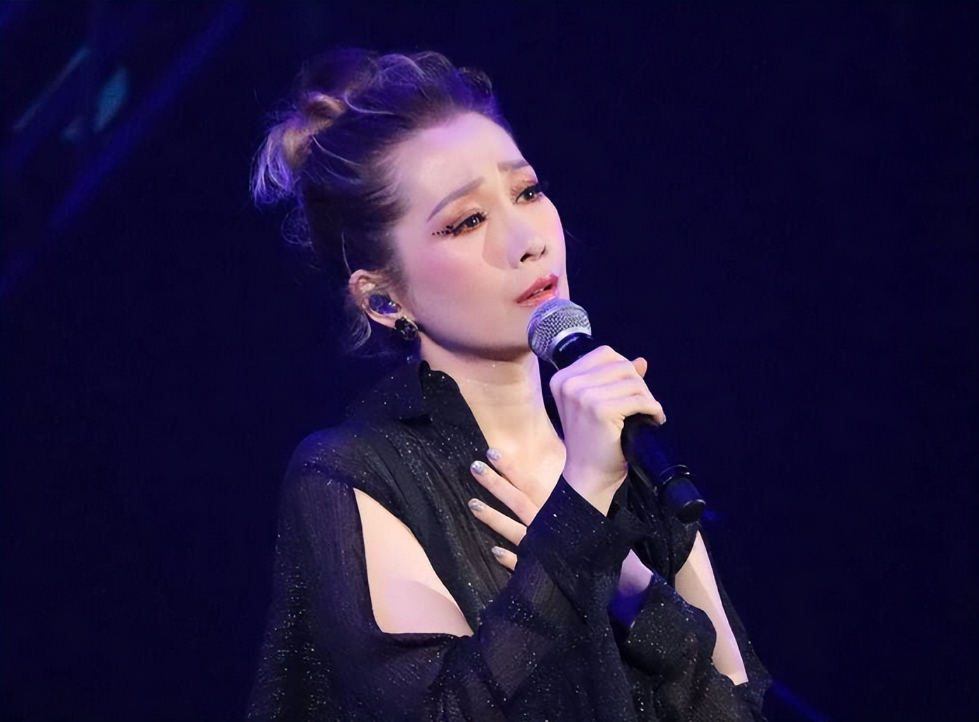 关心妍|43岁苦情歌后罕晒性感！穿大露背泳衣秀身材，戴墨镜游艇兜风惬意