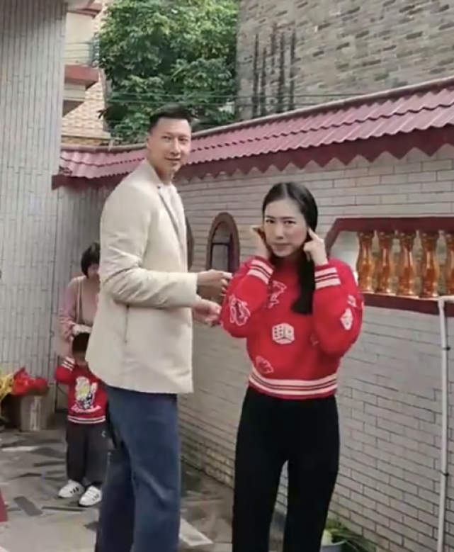 易建联|阿联前往布吉岛游玩！三位儿子戴墨镜格外抢眼，娇妻相伴惹人羡慕